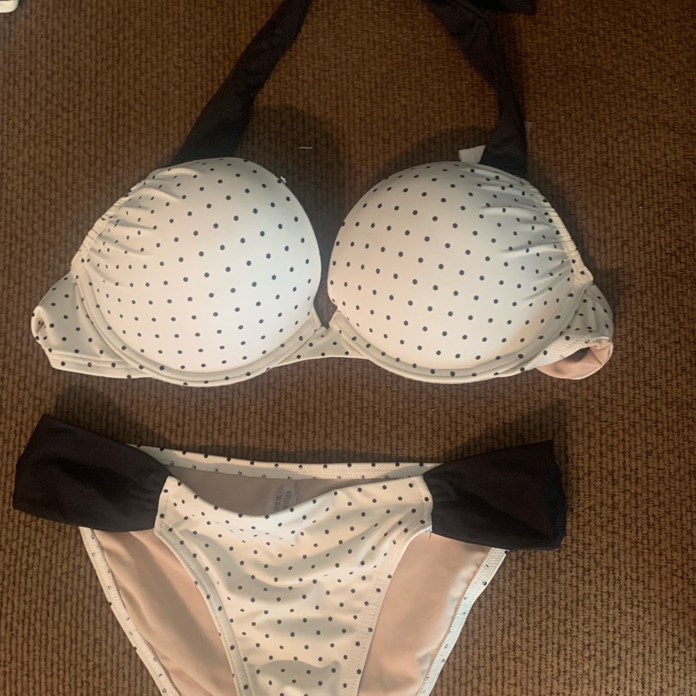Victoria’s Secret bombshell bikini